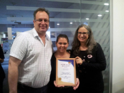  يافا: تكريم السيدة نسرين دكة لعملها المتميز في خدمة "الصم" بالبلاد 